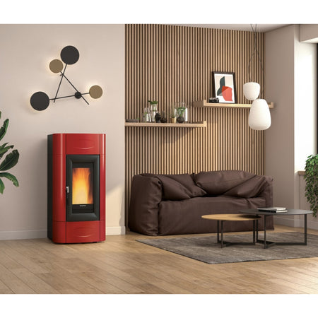 Extraflame belüfteter Pelletofen ISIDORA IDRO H23 5.0 Bordeaux Ambientebild | Klimaworld.com