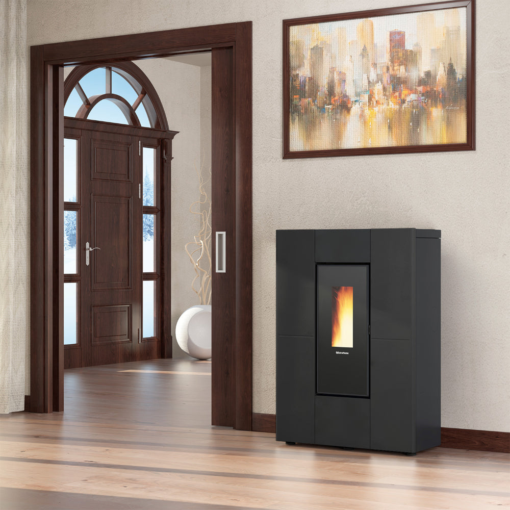 Extraflame Pelletofen MARILENA PLUS 5.0 Schwarz Ambientebild | Klimaworld.com