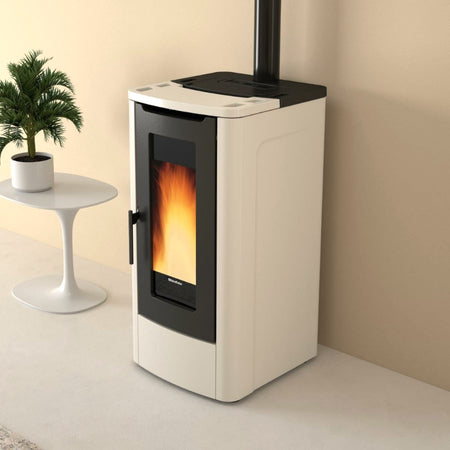 Extraflame beluefteter Pelletofen TEOREMA PLUS 5.0 Elfenbein Ambientebild | Klimaworld.com