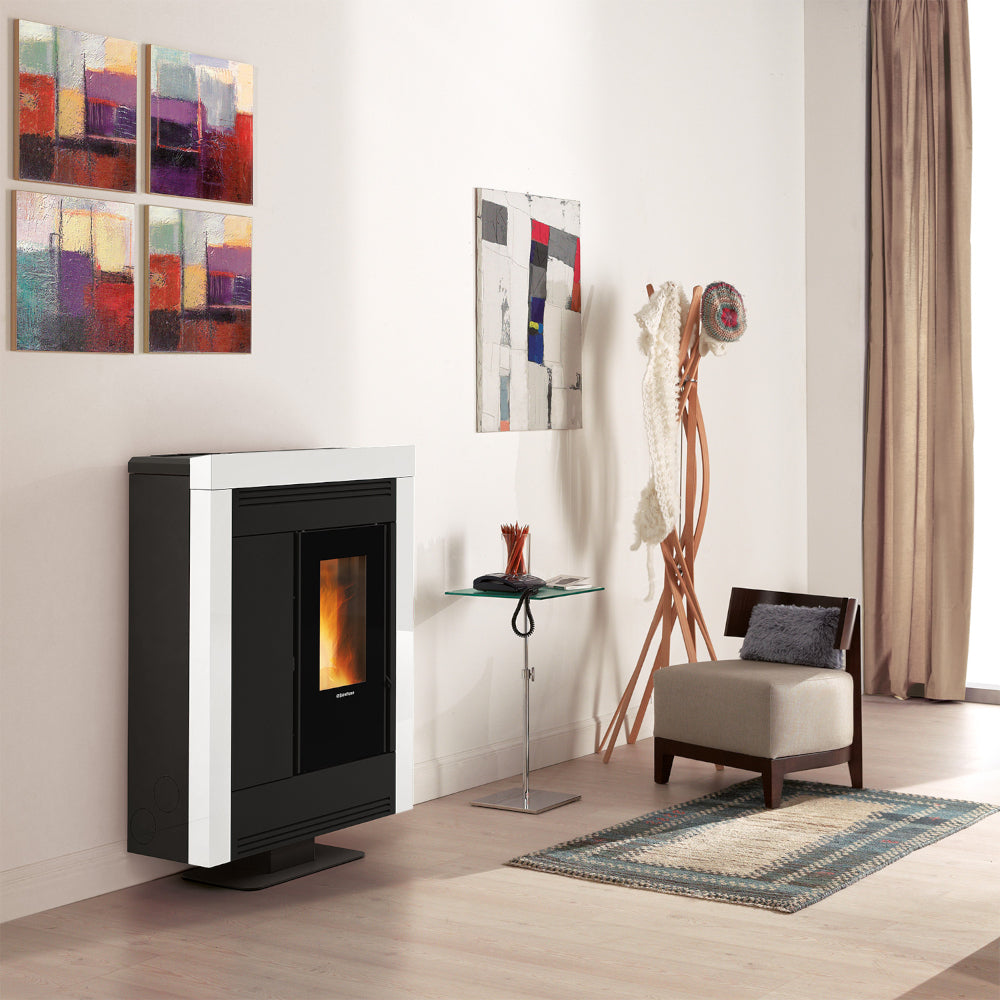 Extraflame Pelletofen SOUVENIR PLUS STEEL 5.0 Weiss Ambientebild | Klimaworld.com