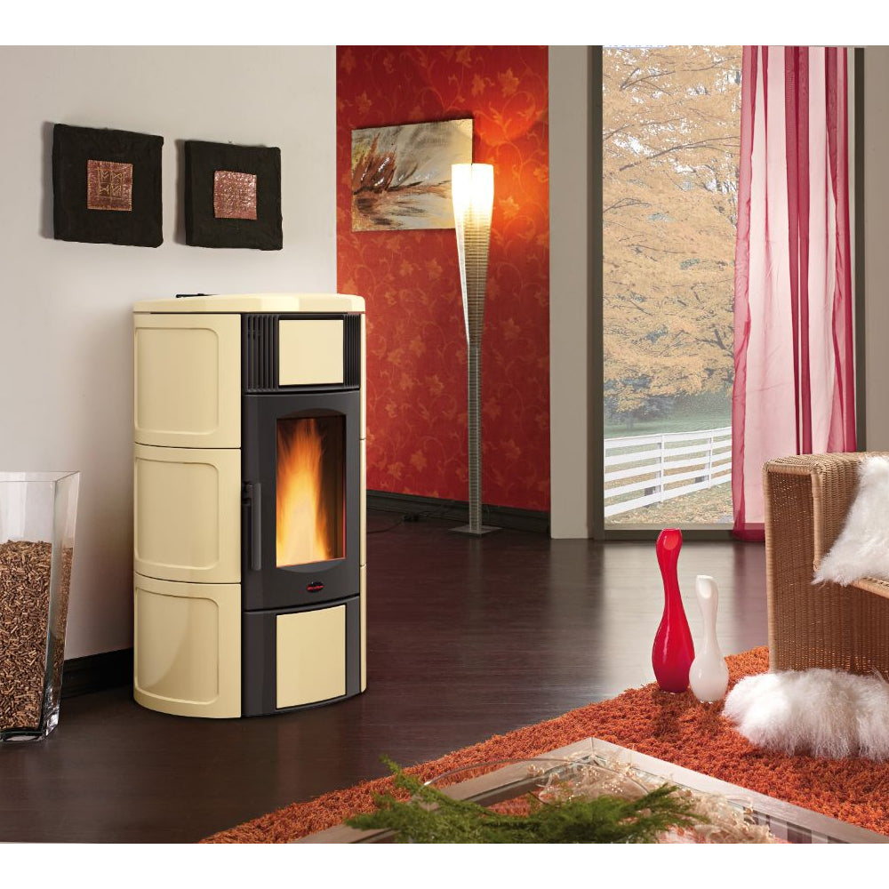 Extraflame belüfteter Pelletofen ISIDE IDRO 5.0 Pergamentbeige Ambientebild | Klimaworld.com