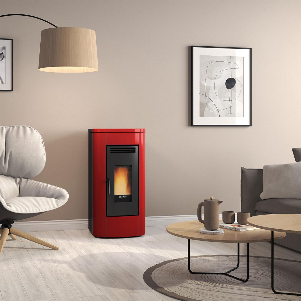 Extraflame beluefteter Pelletofen KLAUDIA 5.0 EVO Bordeaux Ambientebild | Klimaworld.com