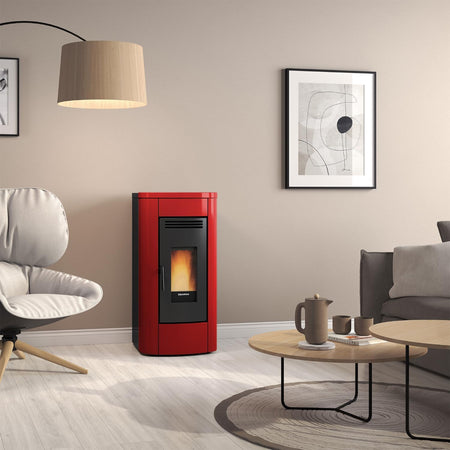 Extraflame beluefteter Pelletofen KLAUDIA 5.0 EVO Bordeaux Ambientebild | Klimaworld.com