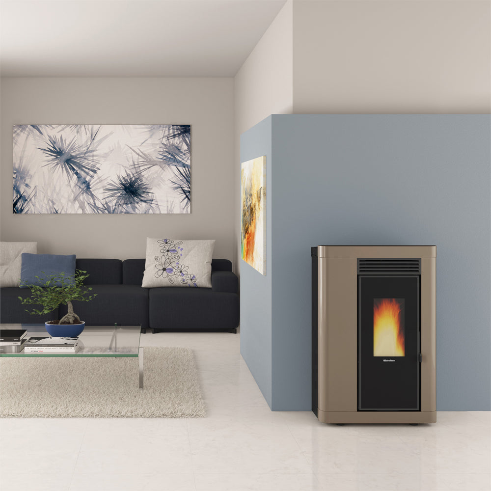 Ambientebild: schmaler Extraflame Pelletofen ANNABELLA AD EVO in matt Taupe; im Wohnzimmer vor blauer Wand, Sofa, Bild und Glastisch | Klimaworld.com

