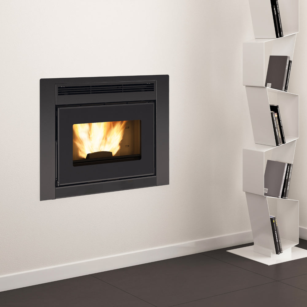 Ambientebild: Extraflame wasserfuehrender Pellet-Kamineinsatz COMFORT IDRO L80.16 in weisser Wand eingebaut, Flamme sichtbar, Regal daneben | Klimaworld.com
