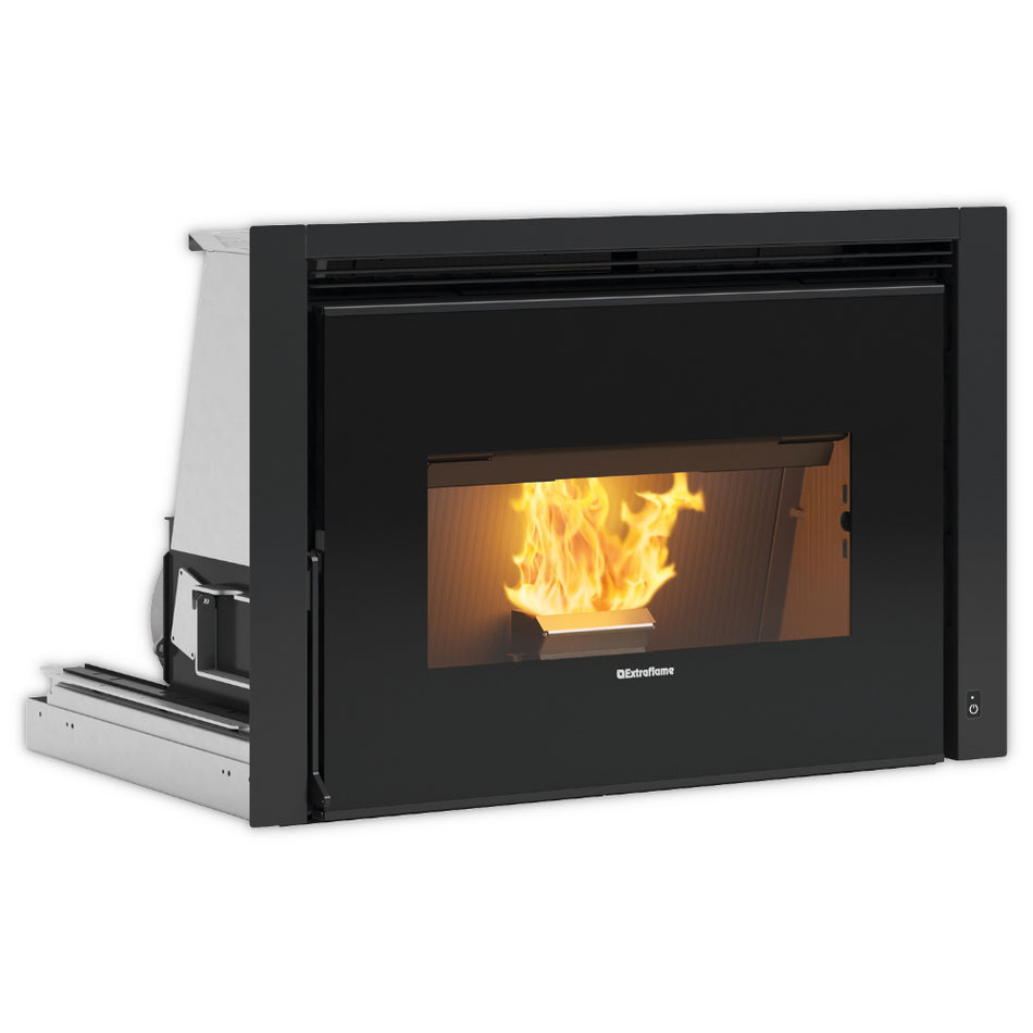 Extraflame beluefteter Pellet-Kamineinsatz COMFORT P85 mit schwarzer Front und breiter Sichtscheibe, Flamme | Klimaworld.com
