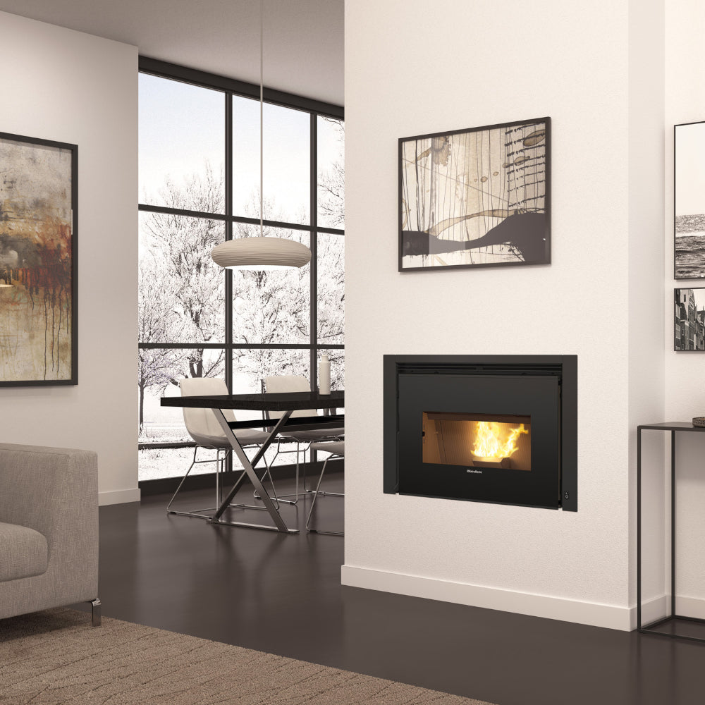 Ambientebild: Extraflame kanalisierter Pellet-Kamineinsatz COMFORT P85 PLUS in moderner Wohnwand mit Flamme im Sichtfenster | Klimaworld.com
