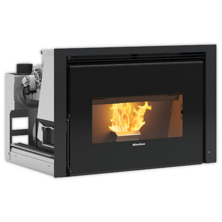 Extraflame kanalisierter Pellet-Kamineinsatz COMFORT P80 PLUS mit schwarzer Front, Sichtfenster und Flamme | Klimaworld.com
