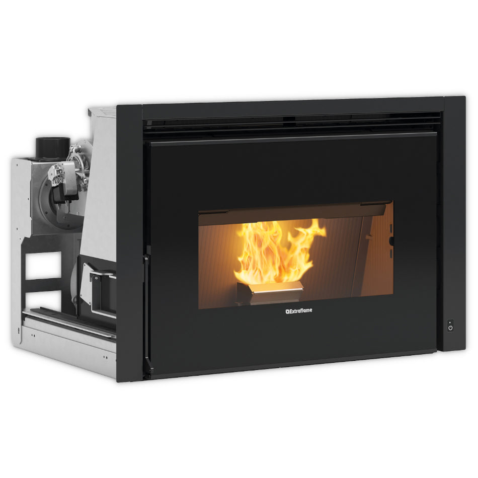 Extraflame kanalisierter Pellet-Kamineinsatz COMFORT P80 PLUS mit schwarzer Front, Sichtfenster und Flamme | Klimaworld.com
