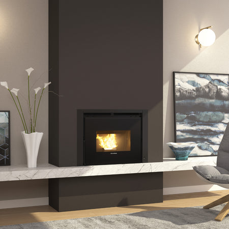 Extraflame kanalisierter Pellet-Kamineinsatz COMFORT P70 AIR PLUS in moderner Wohnwand mit Flamme im Sichtfenster | Klimaworld.com

