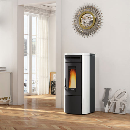 Extraflame Pelletofen COSTANZA IDRO 5.0 in Schwarz Weiss mit Flamme hinter Glas, Wohnraum mit Parkett | Klimaworld.com