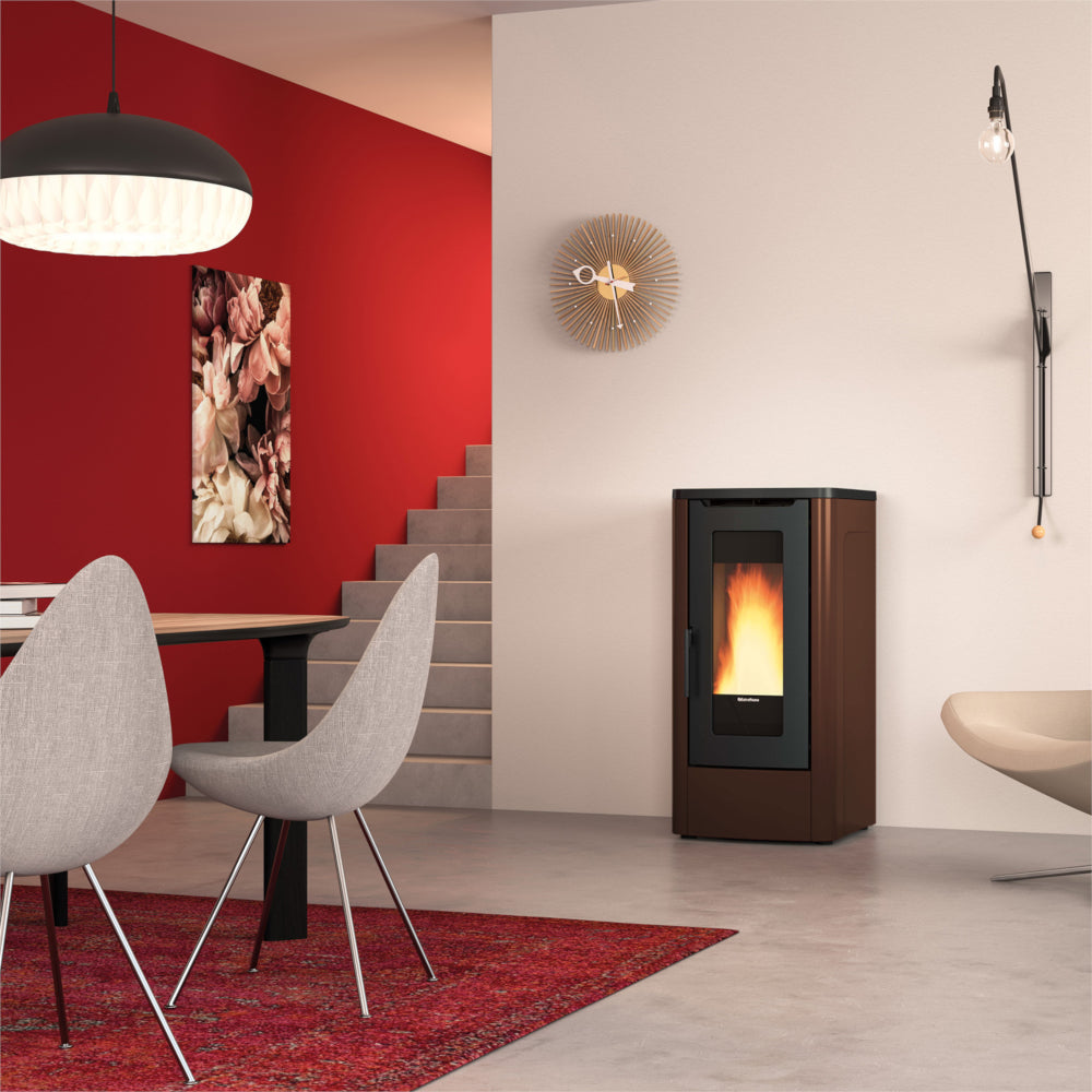 Extraflame beluefteter Pelletofen DAHIANA 5.0 EVO in Bronze mit schwarzer Front und Flamme im Raum | Klimaworld.com
