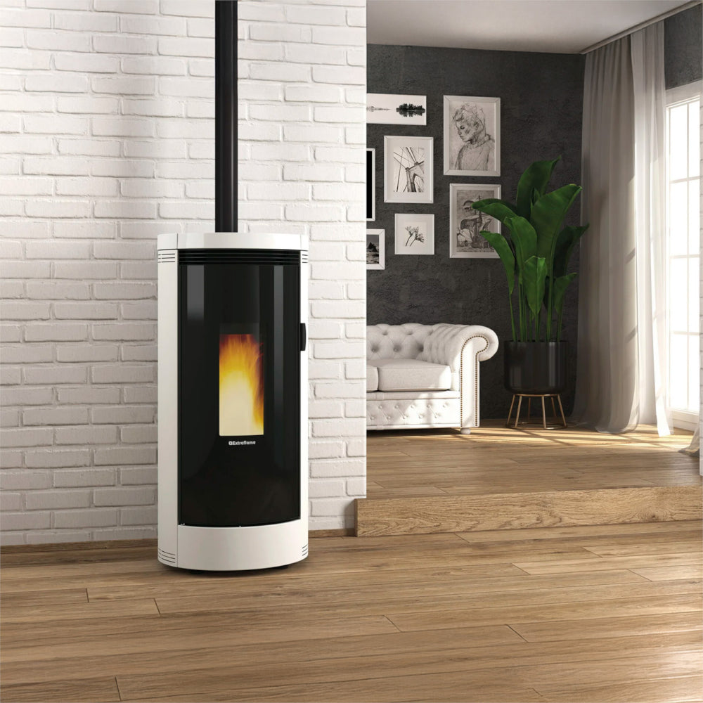Ambientebild: Extraflame beluefteter Pelletofen DEBBY EVO 9,0 kW in Weiss mit Glasfront, Flamme vor Ziegelwand modern | Klimaworld.com