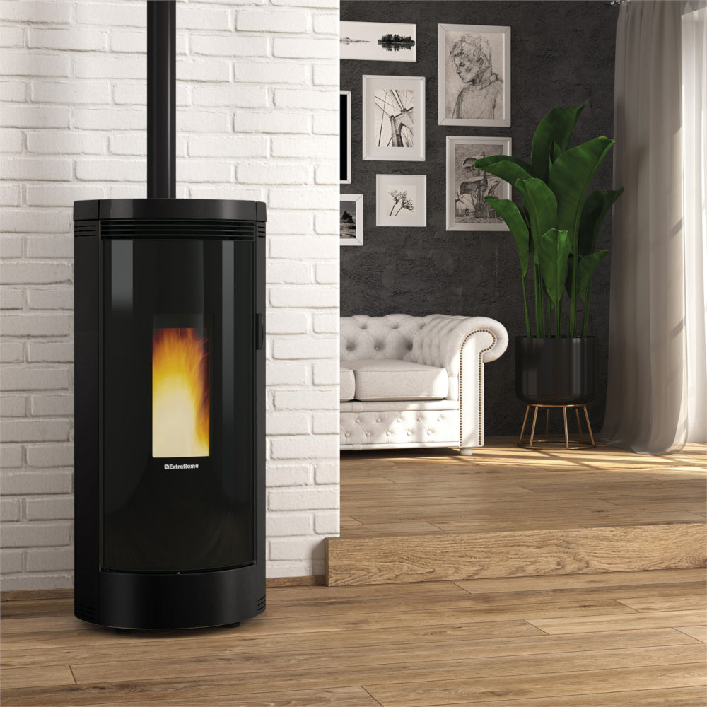 Ambientebild: Extraflame beluefteter Pelletofen DEBBY EVO 9,0 kW in Schwarz mit Glasfront, Flamme vor Ziegelwand modern | Klimaworld.com