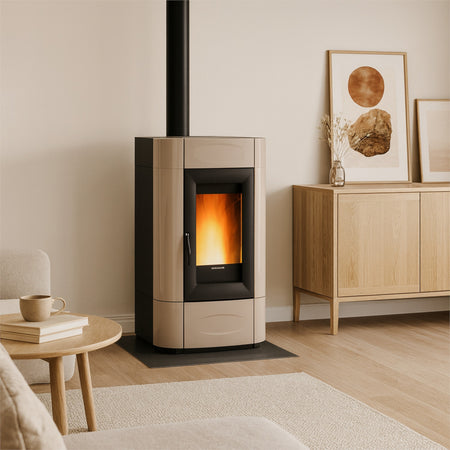 Ambientebild: Extraflame Pelletofen ISIDORA IDRO H16 5.0.16 in Taupe mit Sichtfenster, Flamme, schwarzem Rohr im hellen Wohnraum | Klimaworld.com