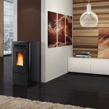 Ambientebild: Extraflame beluefteter Pelletofen KETTY 5.0 in Schwarz mit sichtbarer Flamme im modernem Wohnraum neben Kunstwerk | Klimaworld.com