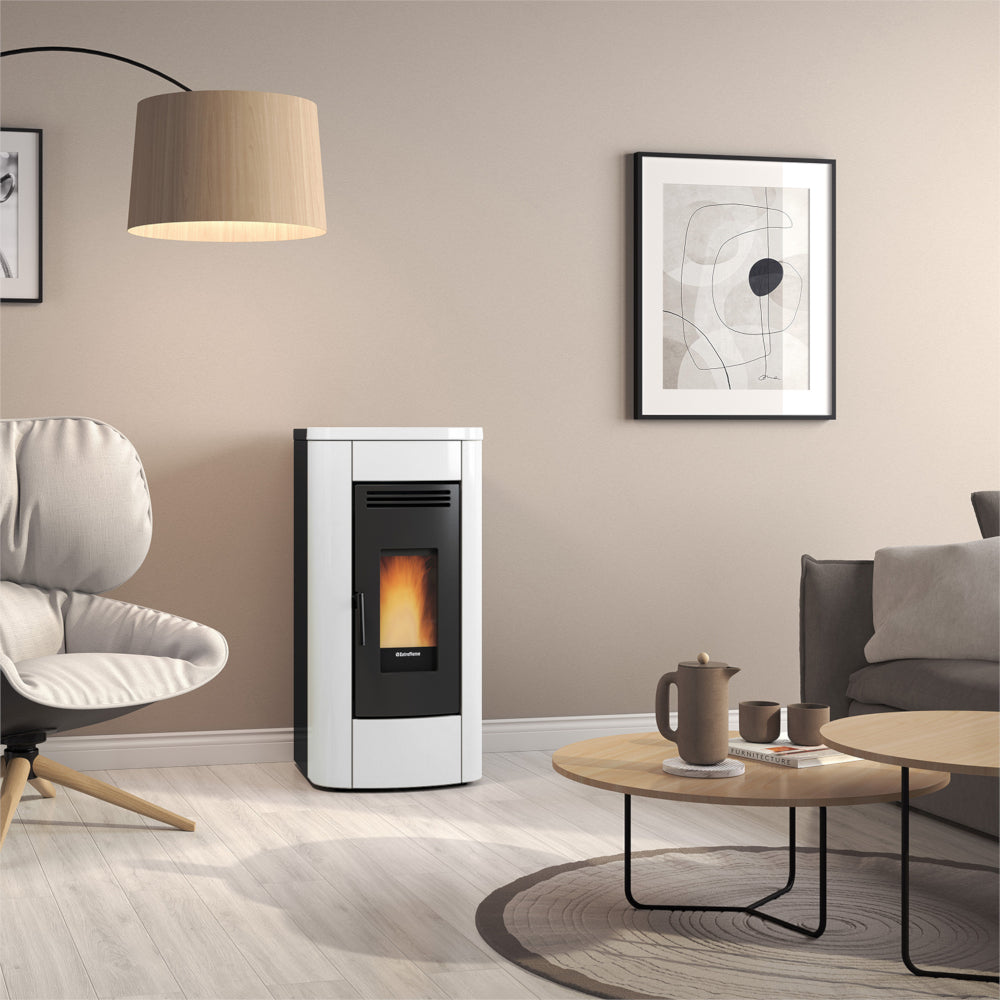 Extraflame Pelletofen KLAUDIA PLUS 5.0 EVO in Weiss in modernem Wohnzimmer mit Sessel, Couchtisch und Bild | Klimaworld.com
