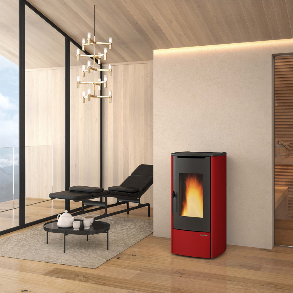 Ambientebild: Extraflame Pelletofen MARINA IDRO H11 in Rot mit schwarzer Front und Sichtfenster, Flamme brennt, moderner Wohnraum mit Holzdecke | Klimaworld.com