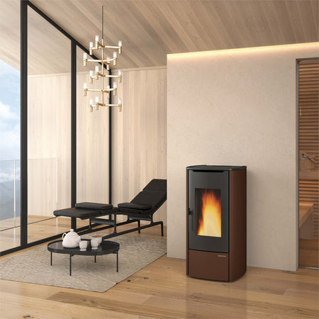 Ambientebild: Extraflame Pelletofen MARINA IDRO H11 in Bronze mit schwarzer Front und Sichtfenster, Flamme brennt, moderner Wohnraum mit Holzdecke | Klimaworld.com