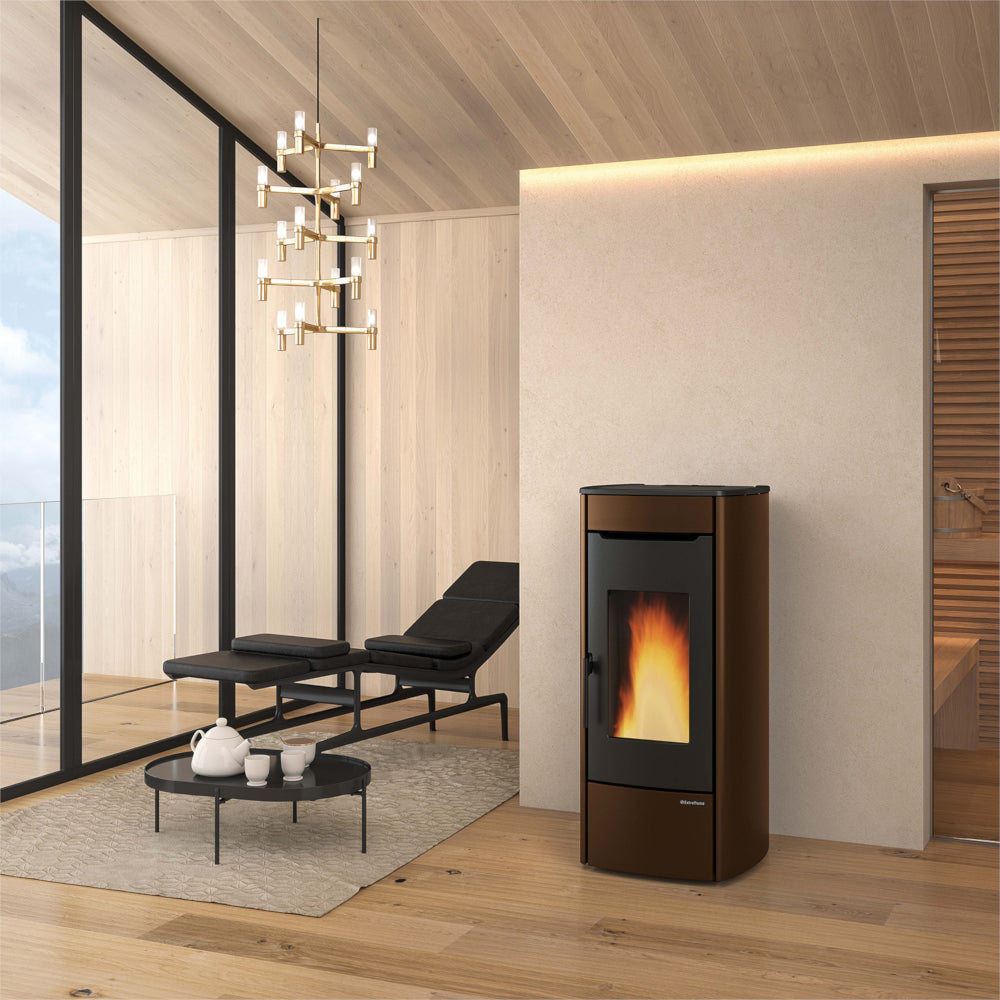 Ambientebild: Extraflame Pelletofen MARINA IDRO H13 in Braun mit schwarzer Front und Sichtfenster, Flamme brennt, moderner Wohnraum mit Holzdecke | Klimaworld.com