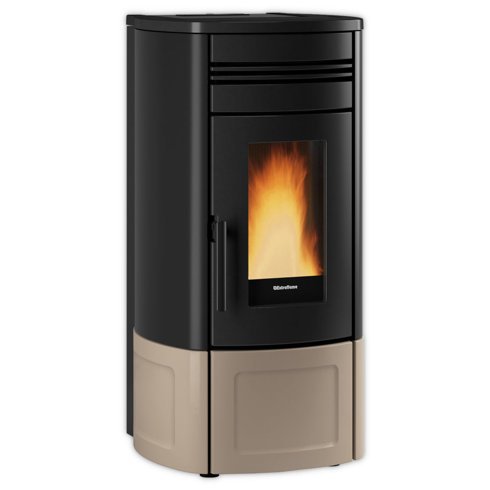 Extraflame beluefteter Pelletofen NORIS Lux, schwarz-bronze Majolika Verkleidung, Sichtfenster mit Flamme, abgerundete Form | Klimaworld.com