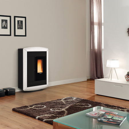 Ambientebild: schmaler Extraflame kanalisierter Pelletofen SOUVENIR PLUS LUX 5.0 in Weiss; im Wohnraum mit Sideboard, Teppich und Wandbildern| Klimaworld.com