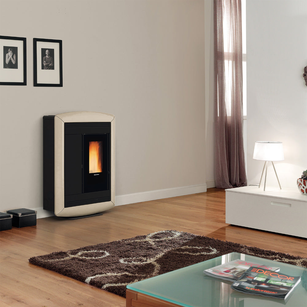 Ambientebild: schmaler Extraflame kanalisierter Pelletofen SOUVENIR PLUS LUX 5.0 in Weiss; im Wohnraum mit Sideboard, Teppich und Wandbildern| Klimaworld.com