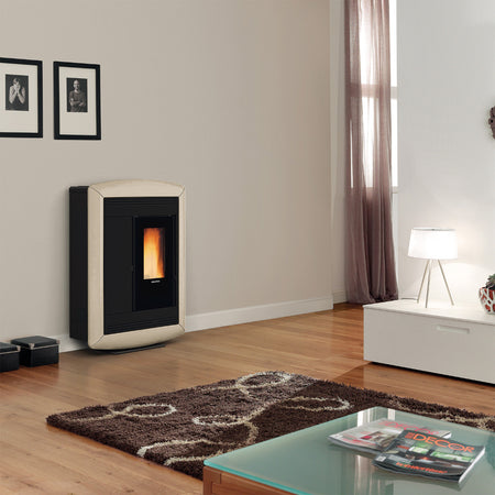 Ambientebild: schmaler Extraflame kanalisierter Pelletofen SOUVENIR PLUS LUX 5.0 in Weiss; im Wohnraum mit Sideboard, Teppich und Wandbildern| Klimaworld.com