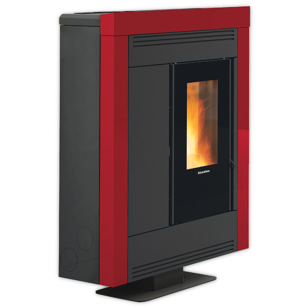 schmaler Extraflame kanalisierter Pelletofen SOUVENIR PLUS STEEL 5.0 mit rot-schwarzer Front Sichtscheibe und Sockel| Klimaworld.com
