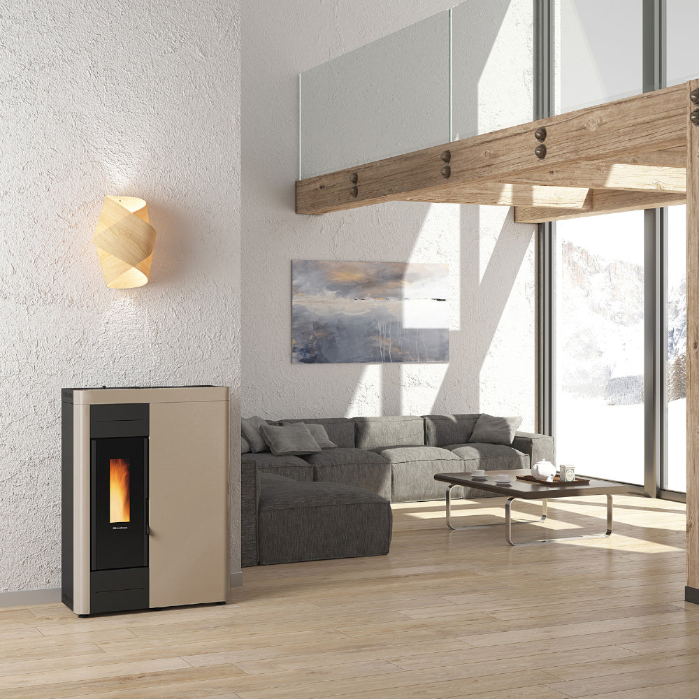 Ambientebild: schmaler Extraflame Pelletofen VIRNA IDRO.16 in Beige mit schwarzer Scheibe Flamme sichtbar im offenem Wohnraum Sofa | Klimaworld.com