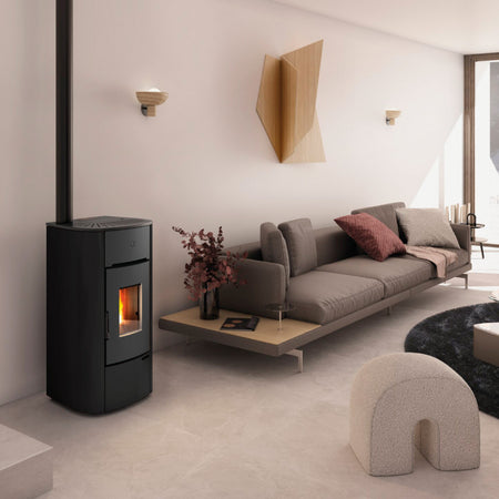 Ambientebild: Extraflame beluefteter Pelletofen MARIELLA in Schwarz in hellem Wohnzimmer neben Sofa, Wanddeko und Couchtisch | Klimaworld.com