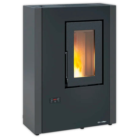 schmaler Extraflame beluefteter Pelletofen LUISELLA 5.0 Maxi schwarze Front, graue Seiten, Fenster mit Flamme unten | Klimaworld.com