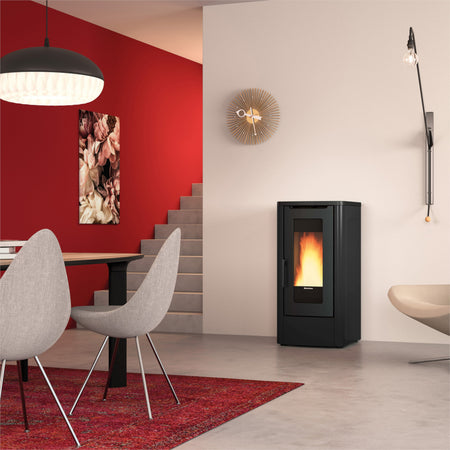 Extraflame beluefteter Pelletofen DAHIANA 5.0 EVO in Schwarz mit schwarzer Front und Flamme im Raum | Klimaworld.com
