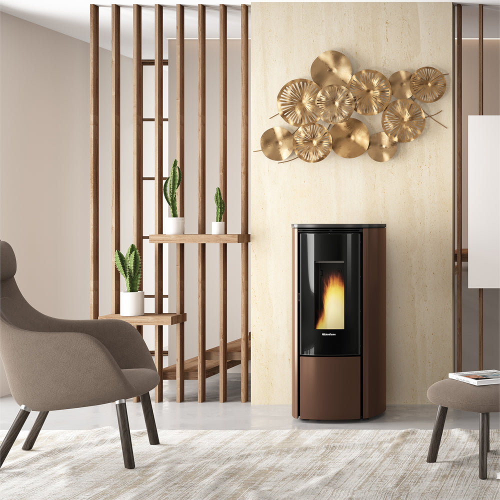 Ambientebild: Extraflame KATIA 9 5.0 EVO Pelletofen in Bronze mit schwarzer Glasfront und Flamme vor Holzlamellenwand | Klimaworld.com
