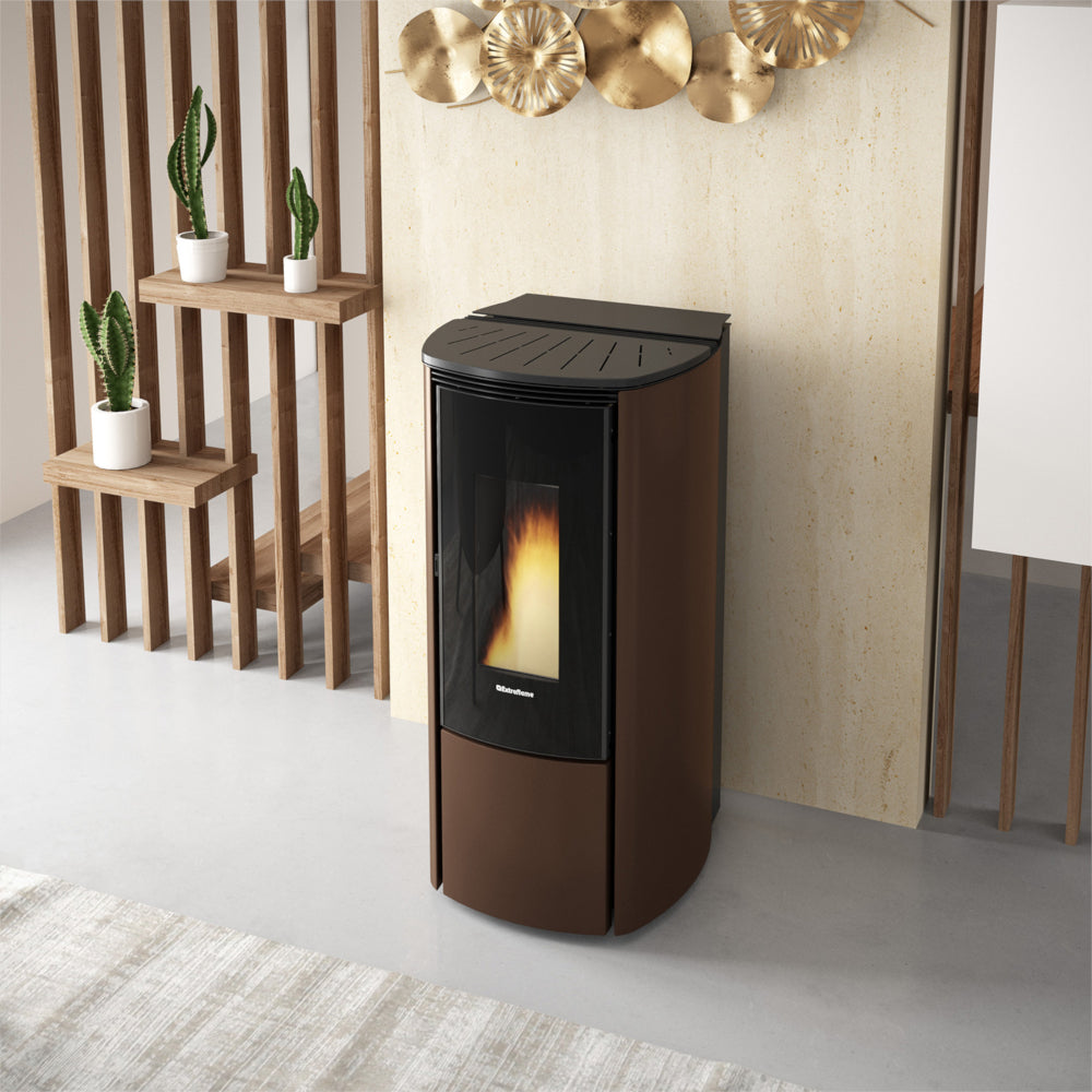 Ambientebild: Extraflame KATIA 9 5.0 EVO Pelletofen in Bronze mit schwarzer Glasfront und Flamme vor Holzlamellenwand | Klimaworld.com
