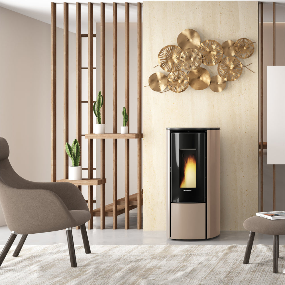 Ambientebild: Extraflame KATIA 9 5.0 EVO Pelletofen in Taupe mit schwarzer Glasfront und Flamme vor Holzlamellenwand | Klimaworld.com
