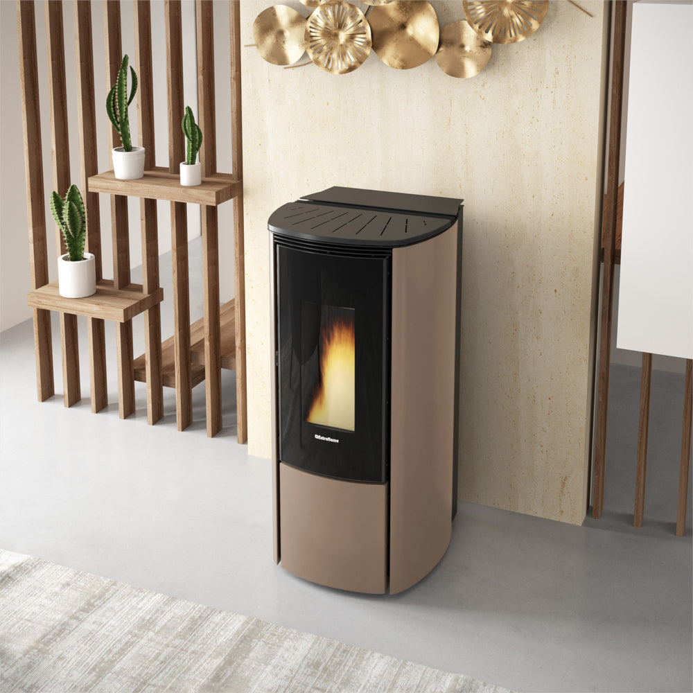 Ambientebild: Extraflame KATIA 9 5.0 EVO Pelletofen in Taupe mit schwarzer Glasfront und Flamme vor Holzlamellenwand | Klimaworld.com
