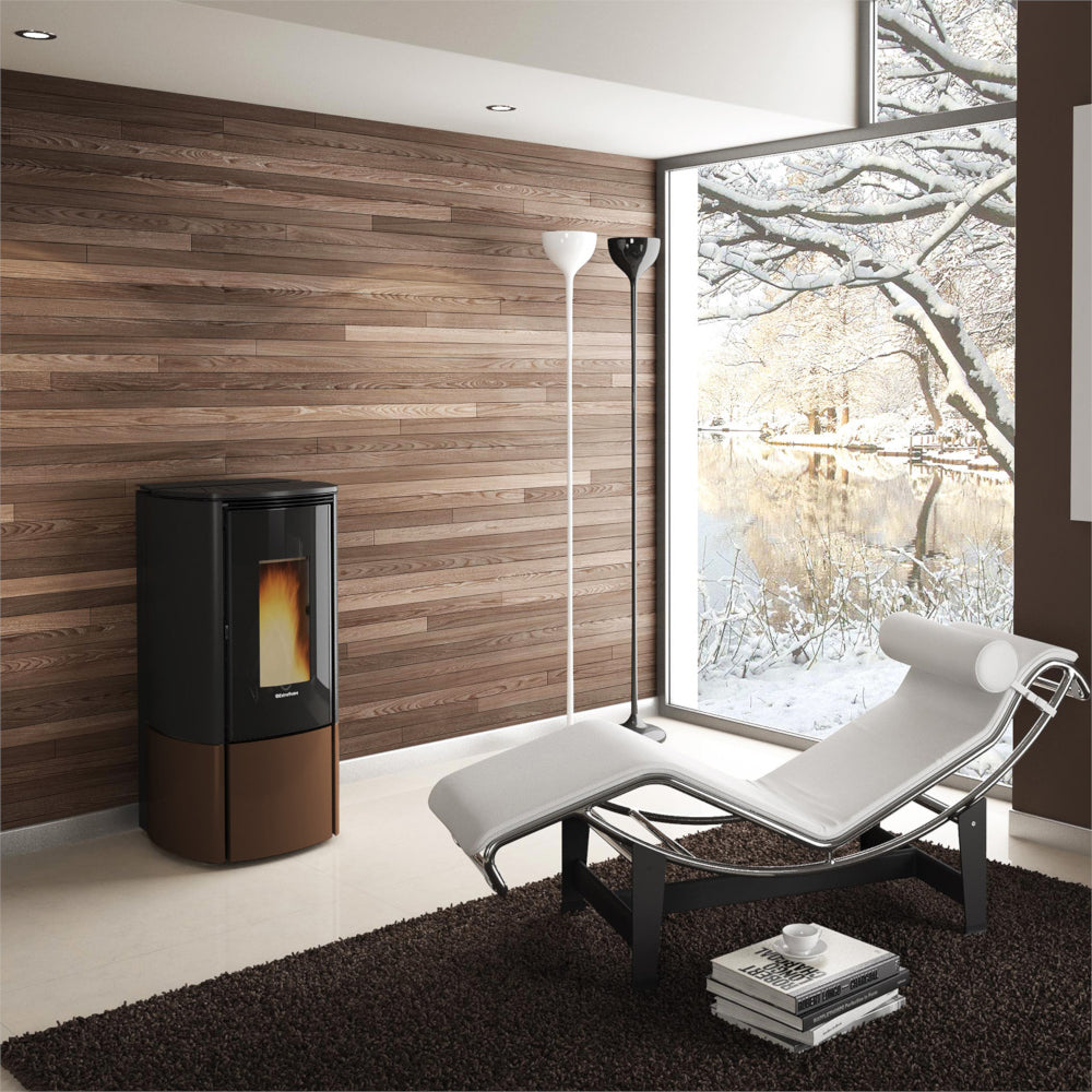 Ambientebild: Extraflame beluefteter Pelletofen KATIA 11 5.0 EVO in Bronze-Schwarz vor Holzpaneelwand mit Flamme | Klimaworld.com
