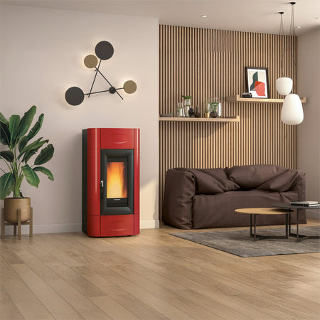 Ambientebild: Extraflame Pelletofen ISIDORA IDRO H20 5.0. EVO in Rot mit Sichtfenster, Flamme, schwarzem Rohr im hellen Wohnraum | Klimaworld.com
