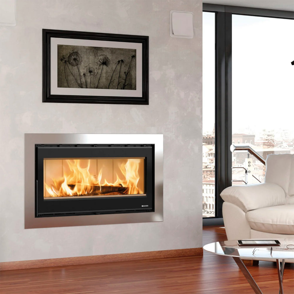 La Nordica Kamineinsatz Inserto 100 Wide.16, wandbuendig eingebaut, schwarze Front, breite Glasscheibe mit sichtbaren Flammen | Klimaworld.com