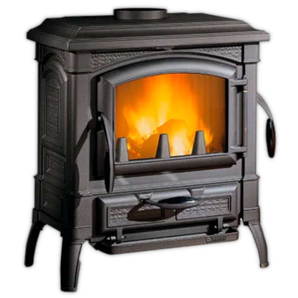 La Nordica ISETTA.16 Holzofen aus schwarzem Gusseisen mit Sichtfenster und brennendem Feuer | Klimaworld.com
