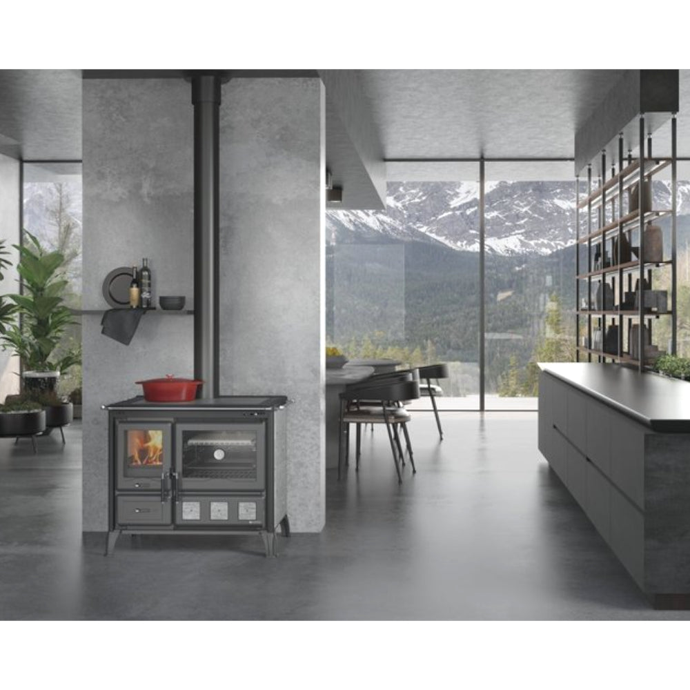 La Nordica Holzherd GARDENIA XXL PETRA in Naturstein mit Ofenfenster, Kochplatte und rotem Topf, Bergblick | Klimaworld.com