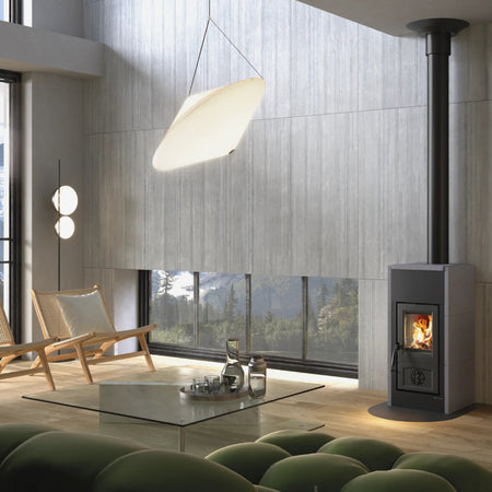 La Nordica Holzofen ASIA 5.0 mit Vulkanstein, Flamme in Sichtfenster, schwarzem Rauchrohr in modern asiatisch angehauchtem Wohnraum | Klimaworld.com