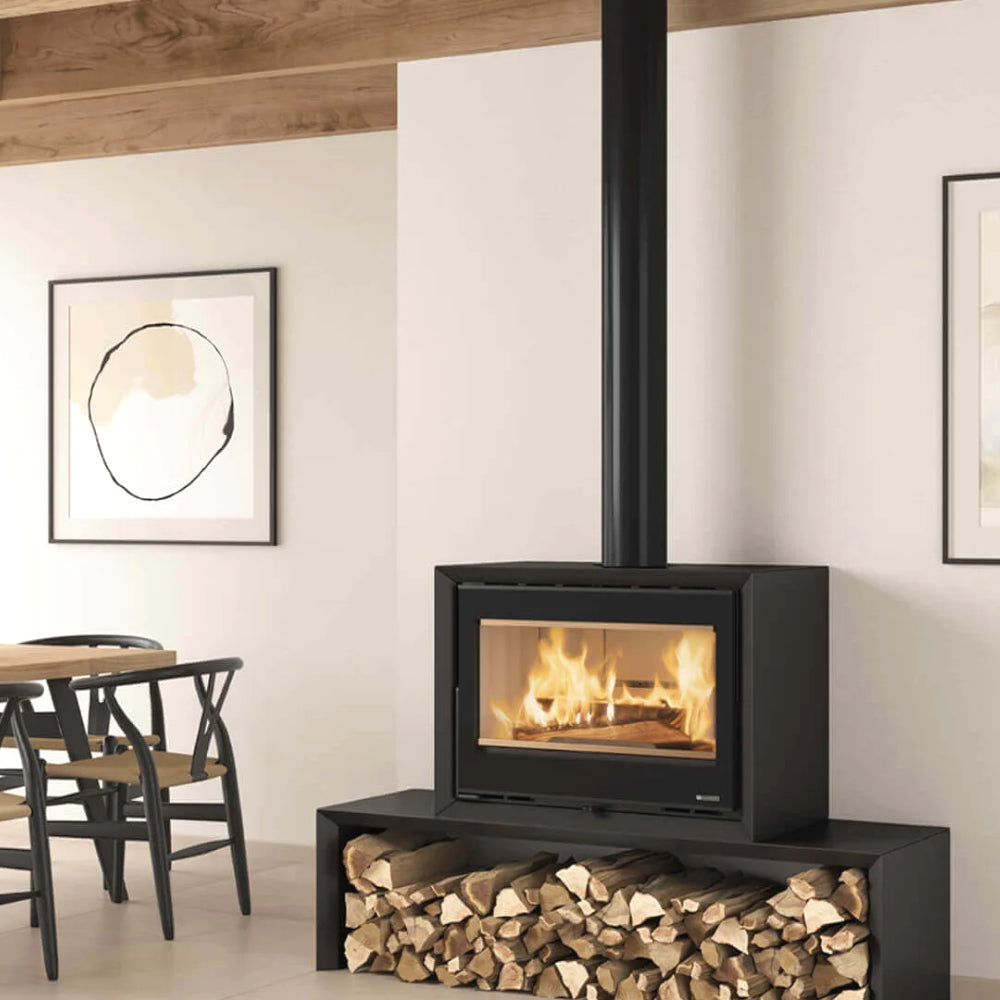 La Nordica Kaminofen Holzofen DANTE 5.0 Mattschwarz Ambientebild mit Holzfach | Klimaworld.com