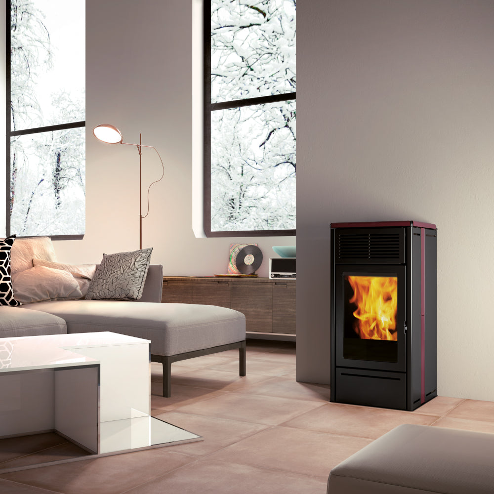 Edilkamin Pelletofen NARA 9+ EVO in Schwarz/Bordeaux, stehend in modernem Wohnzimmer| Klimaworld.com