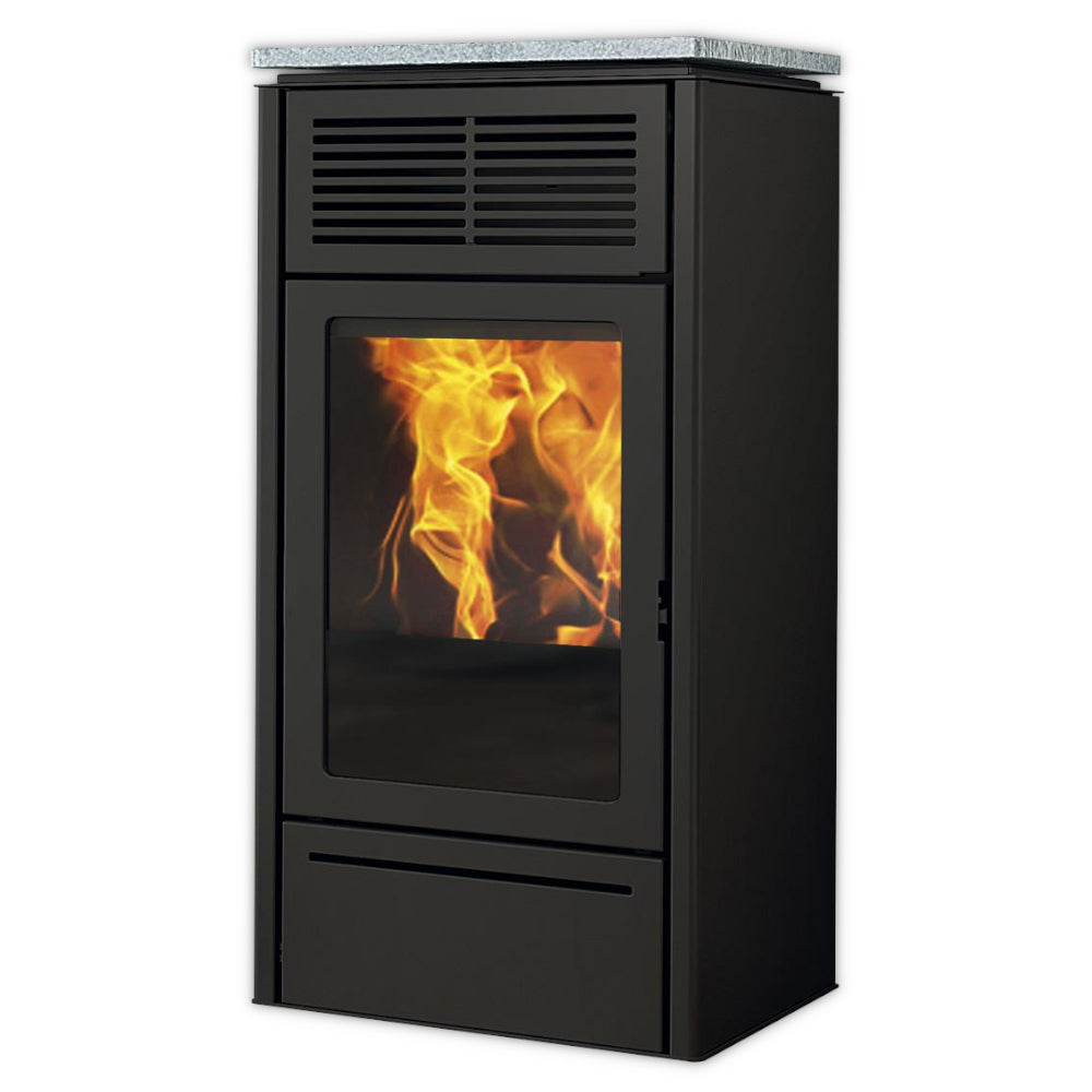 Schwarzer Pelletofen SLIDE 5 mit Feuer im Sichtfenster, obere Platte aus Naturstein, Rauchrohr hinten | klimaworld.com