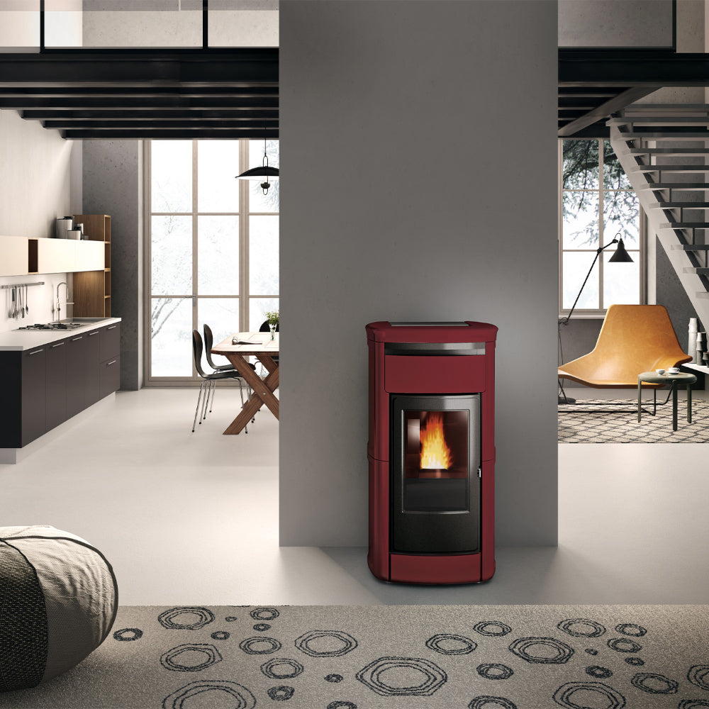 Wassergefuehrter Pelletofen Kira H 23 Evo von Edilkamin mit bordeaux Keramikverkleidung in modernem Wohnhaus | klimaworld.com