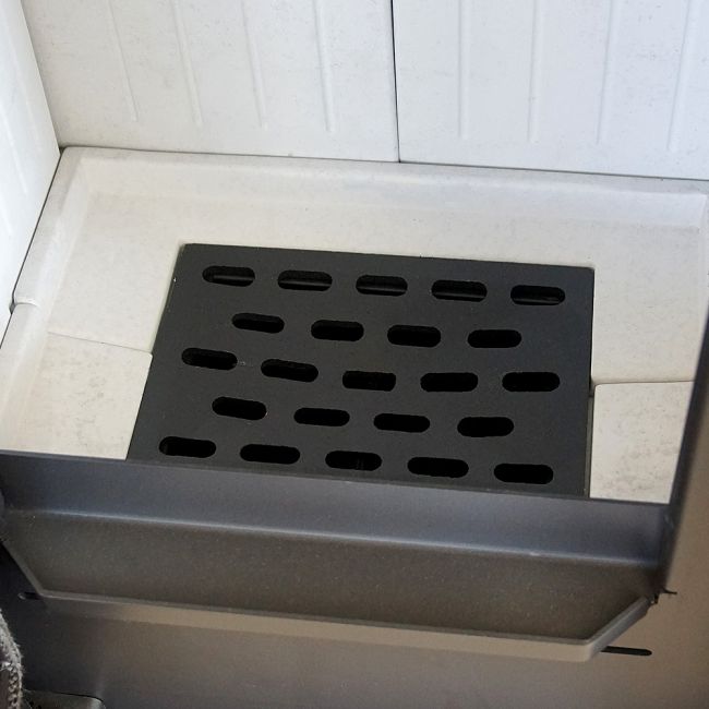 Nahaufnahme der Brennkammer vom Kaminofen Koza Enyo Flat 03 | klimaworld.com