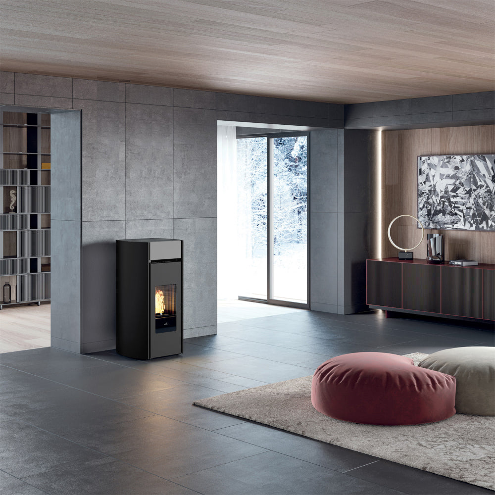 Edilkamin rechteckiger Pelletofen MYRNA H 15 EVO in Schwarz mit Top aus Keramik Hellgrau in modernem Ambiente | klimaworld.com