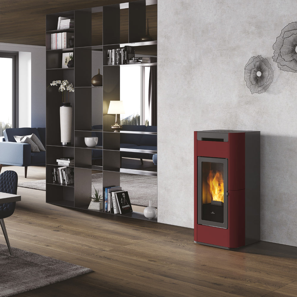 Rechteckiger wasserfuehrender Pelletofen TERA H 30 EVO mit bordeaux Verkleidung in modernem Wohnraum | Klimaworld.com